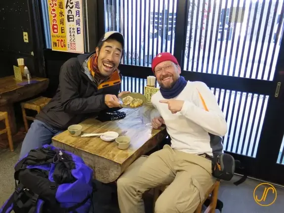 Mit dem jap. Komiker Nasubi während der Tohoku-Fahrradtour